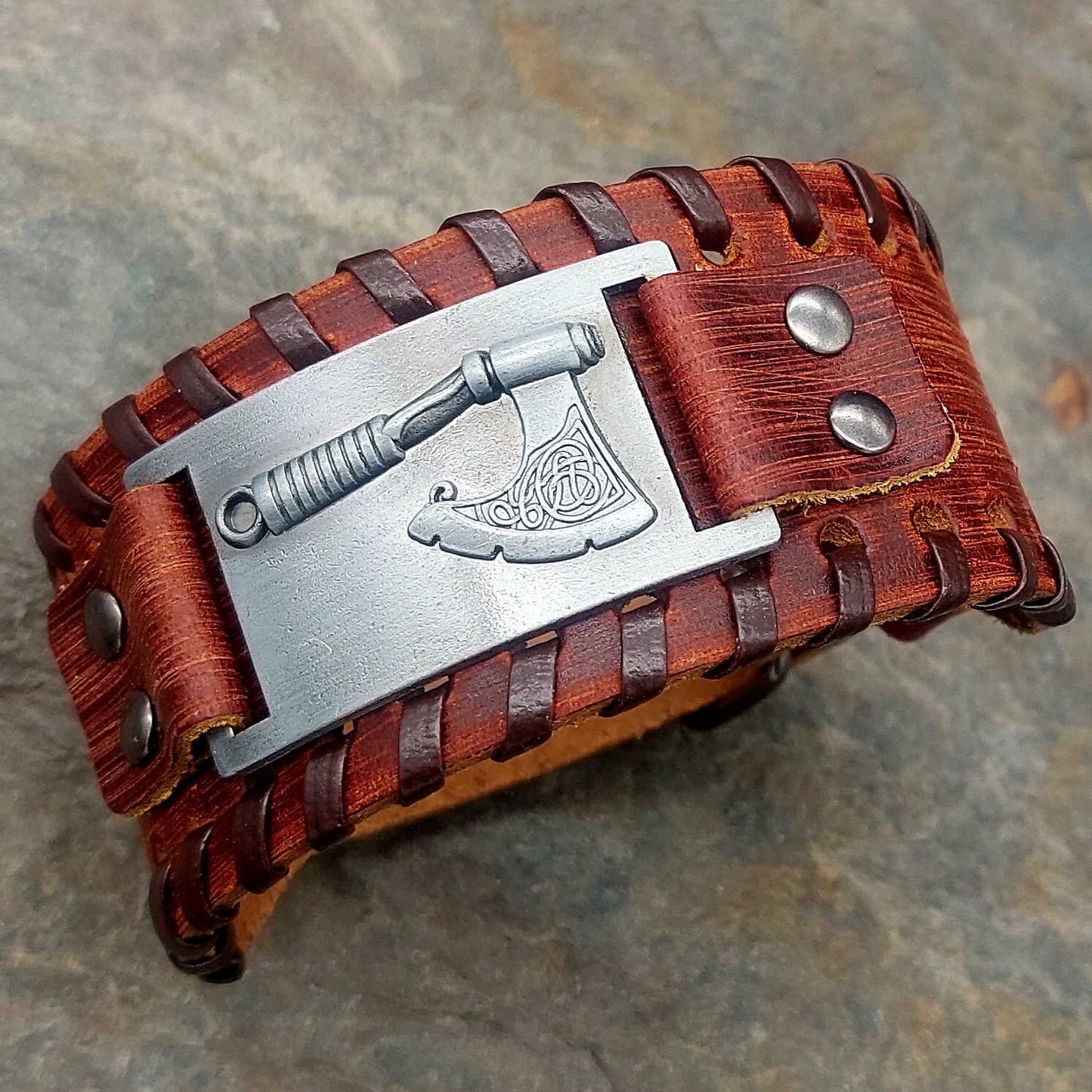 Armband aus braunem Leder mit Axt-Emblem aus Metall \