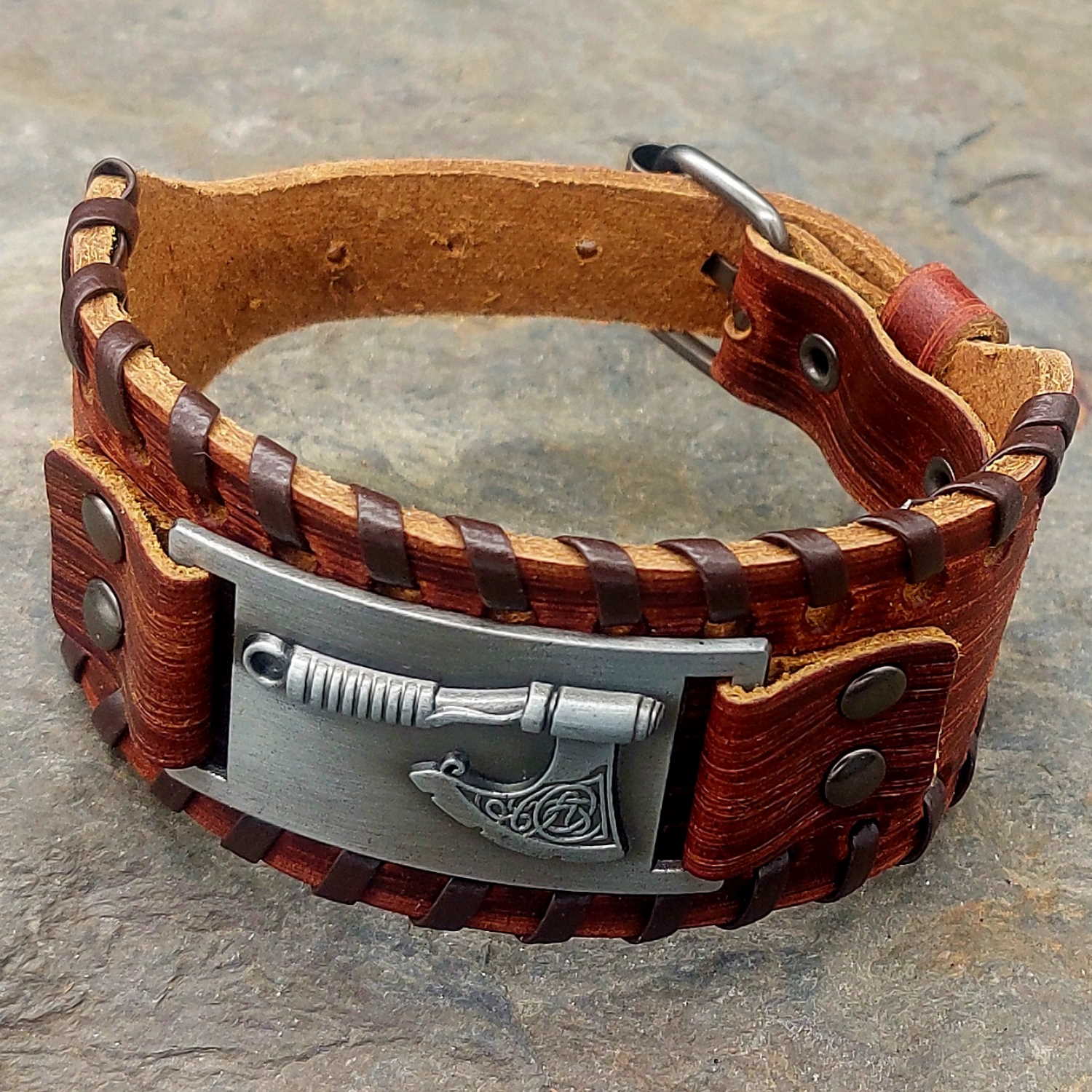 Armband aus braunem Leder mit Axt-Emblem aus Metall \