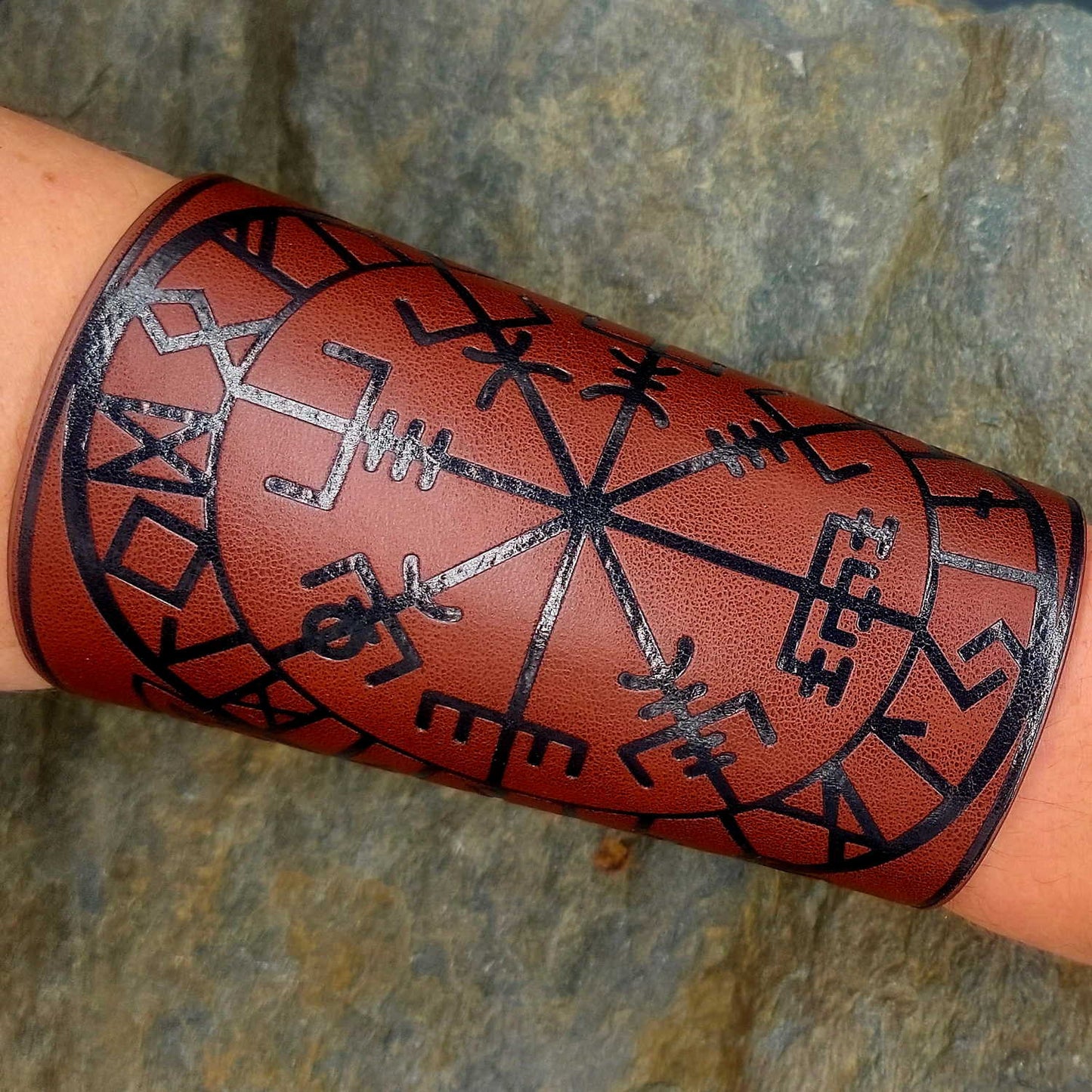 Großes Armband aus braunem Leder mit Vegvisir "Söderhamn"