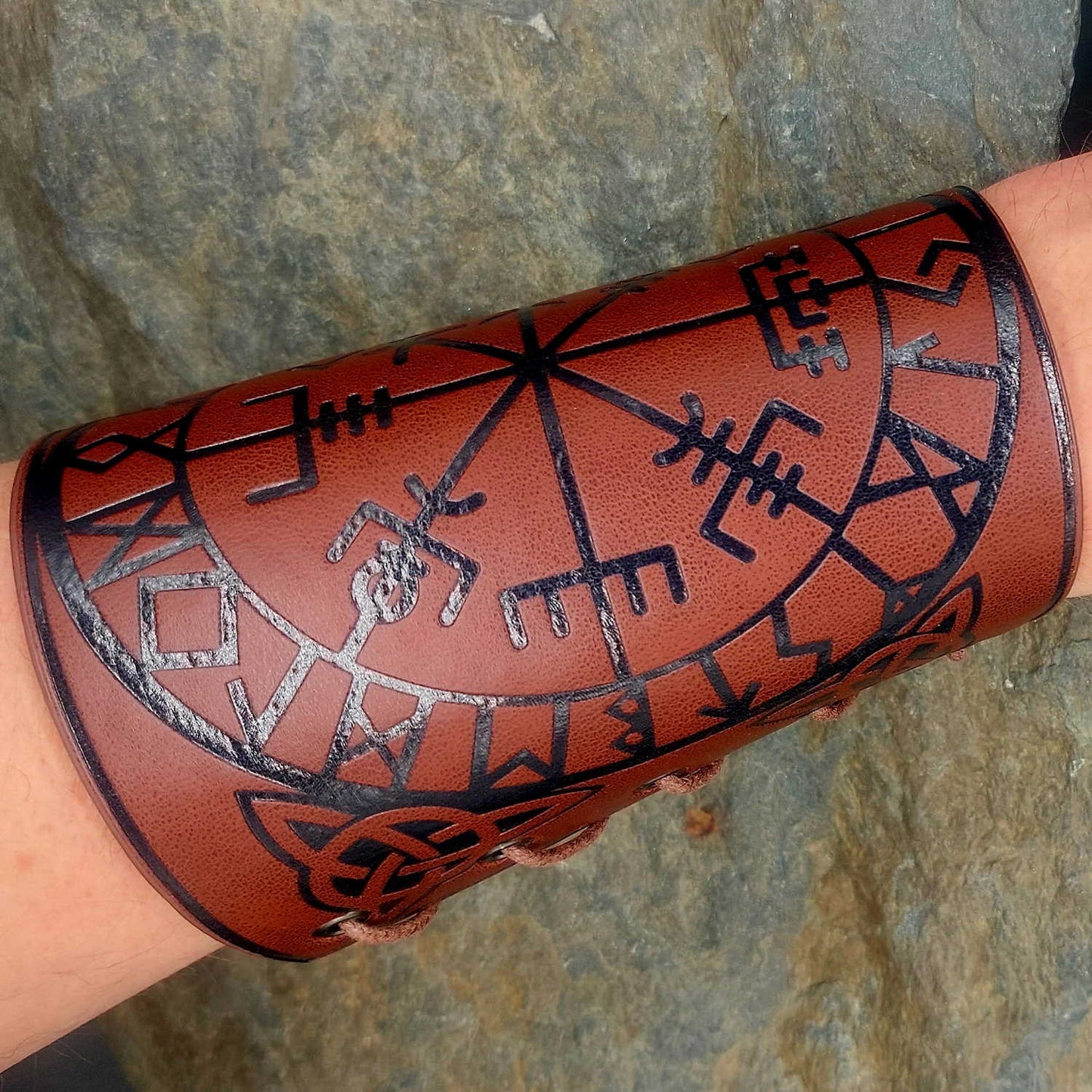 Großes Armband aus braunem Leder mit Vegvisir "Söderhamn"