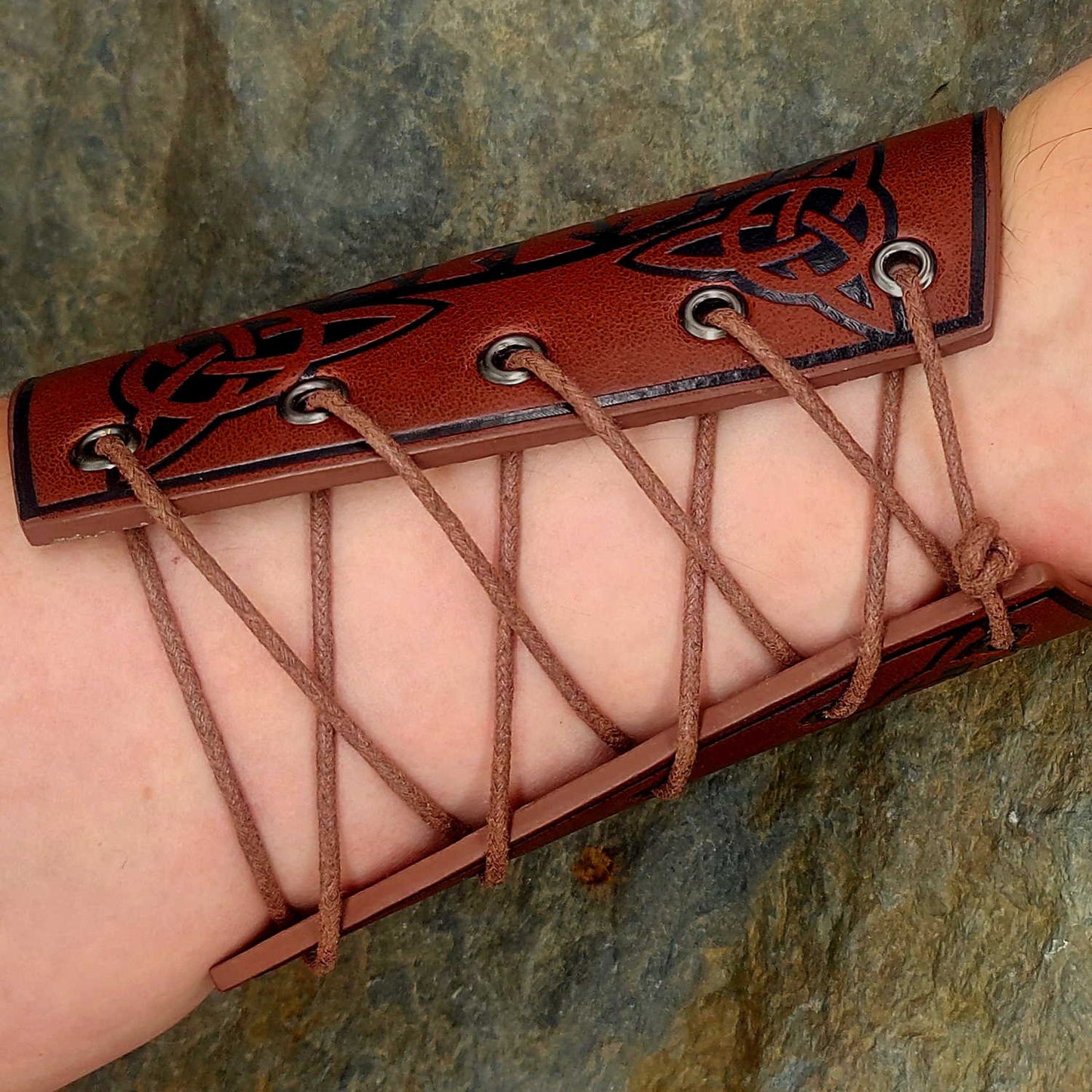 Großes Armband aus braunem Leder mit Vegvisir "Söderhamn"