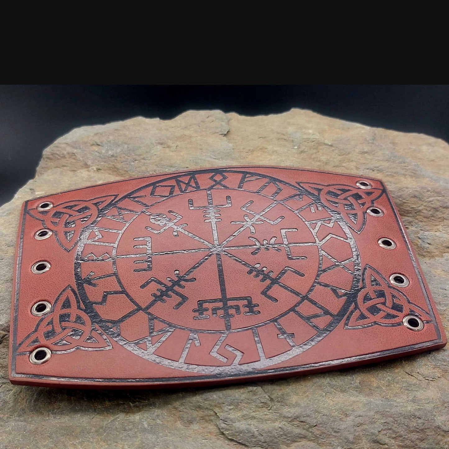 Großes Armband aus braunem Leder mit Vegvisir "Söderhamn"