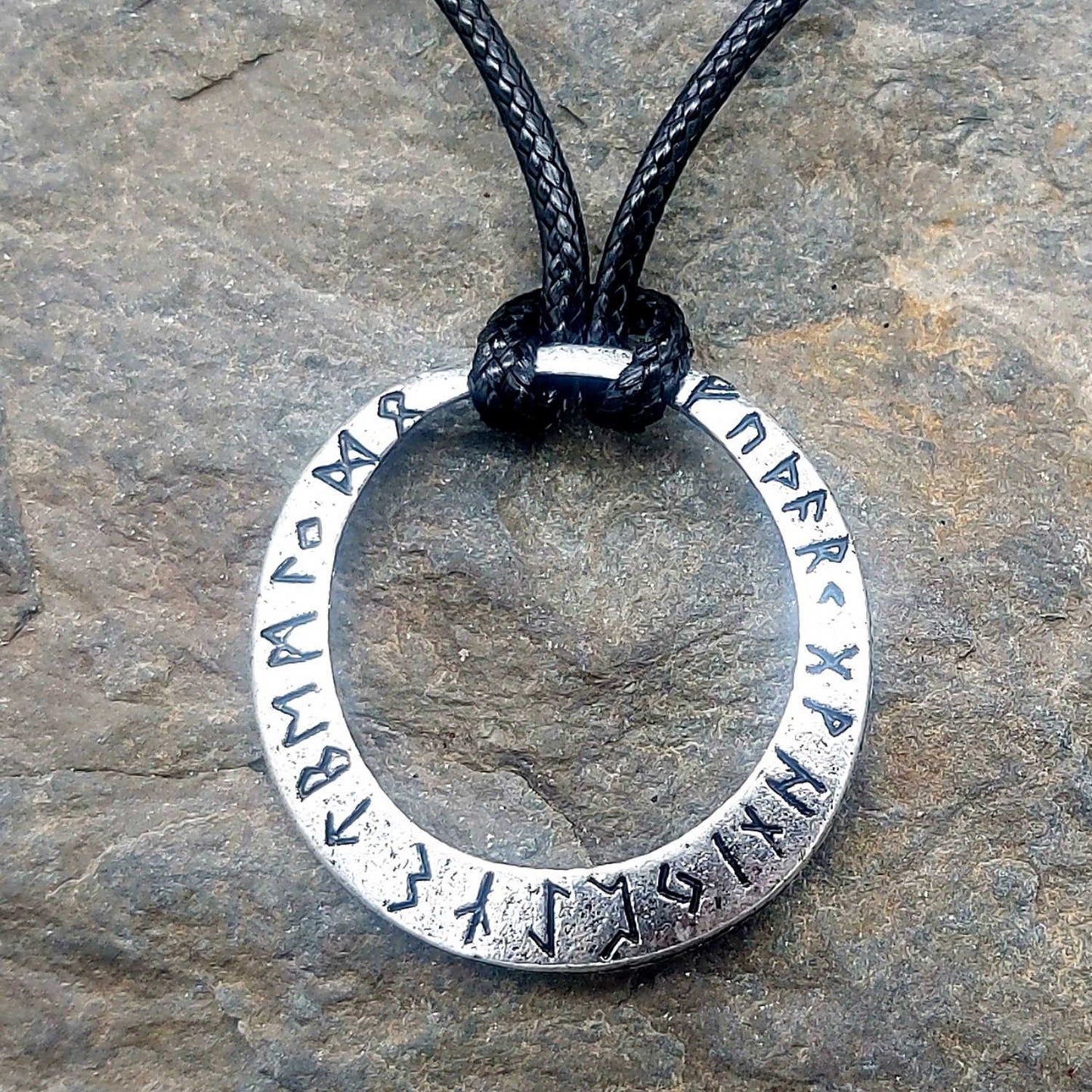 Runenkette mit Geschenkbeutel "Avesta"